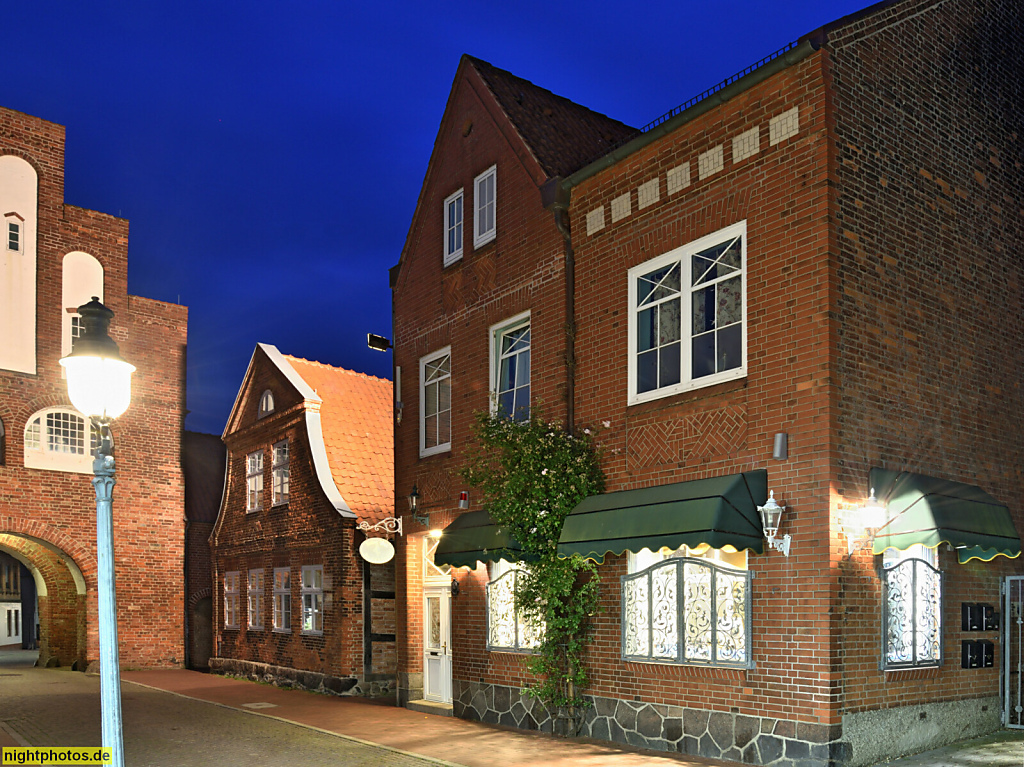 Neustadt in Holstein. Kremper Tor am Haakengraben. Ehemalige Befestigungsanlage. Mitte Volkshochschule mit Stadtarchiv. Erbaut 1818 als Fürstlicher Hof. Kremper Strasse 32