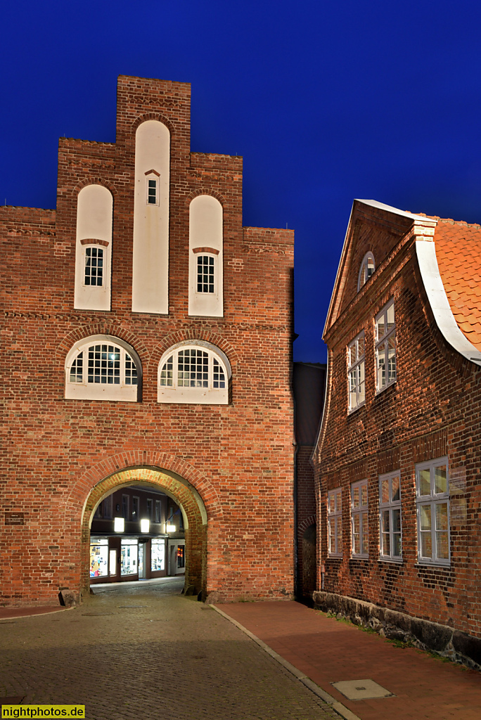 Neustadt in Holstein. Kremper Tor am Haakengraben. Ehemalige Befestigungsanlage. Mitte Volkshochschule mit Stadtarchiv. Erbaut 1818 als Fürstlicher Hof. Kremper Strasse 32