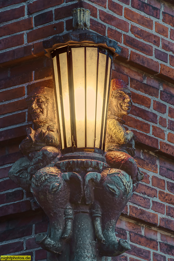 Plön. Markt 17. Elefantenlampe als Fassadenschmuck am ehemaligen Finanzamt erbaut 1927