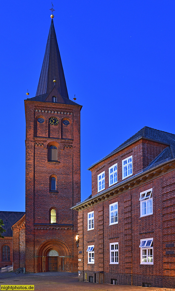 Plön. Evangelische Nikolaikirche nach Brand 1864 wieder erbaut 1866-1868 in Neuromanik durch preussischen Baurat Hermann Georg Krüger auf dem Markt