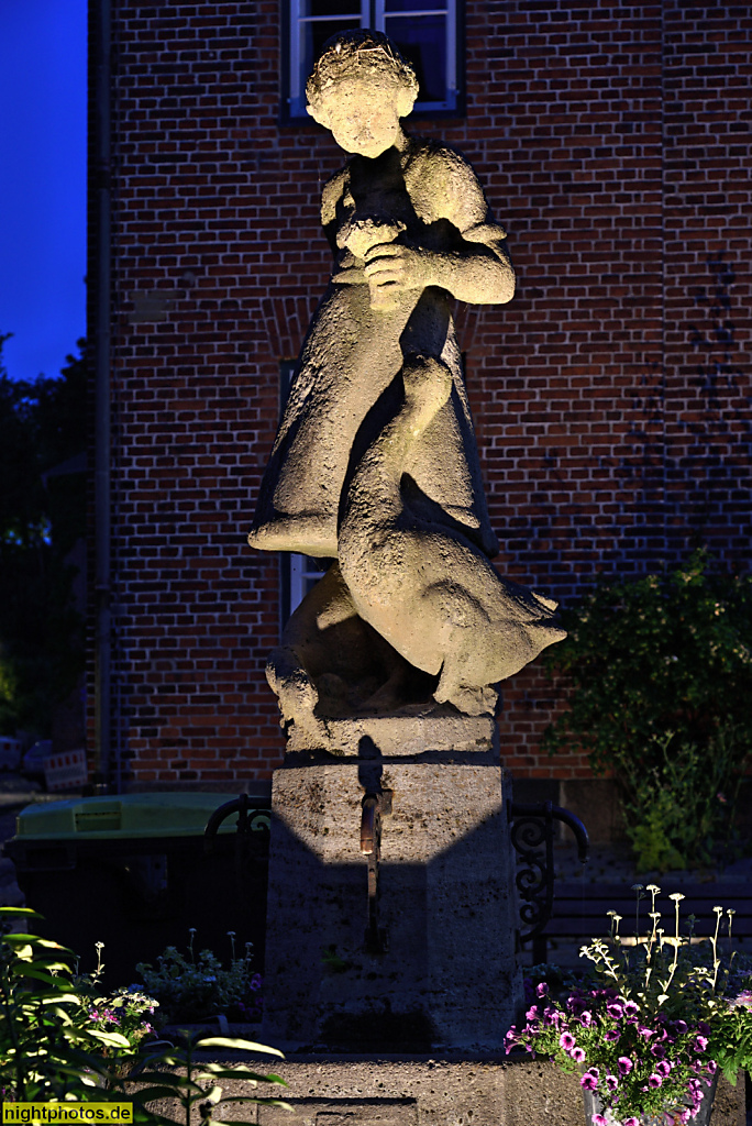 Plön. Gänseliesel-Brunnen erschaffen 1922 von Bildhauer Bernhard Butzke. Am Schlossberg