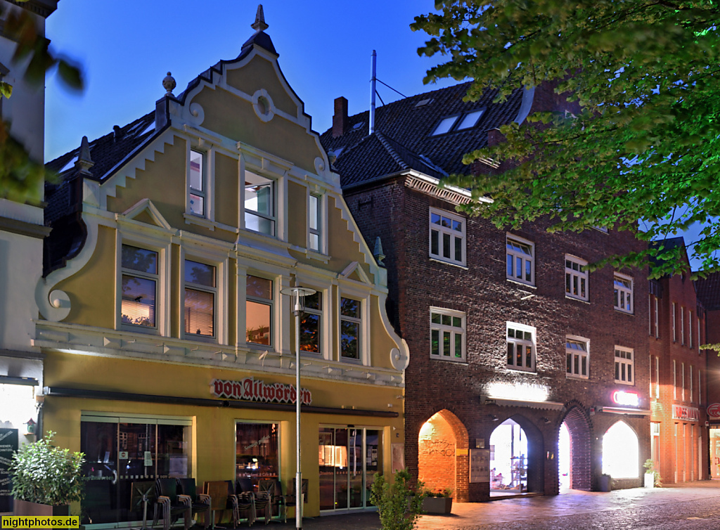 Plön. Markt 10 Wohn- und Geschäftshaus mit Bäcker von Allwörden mit Renaissancegiebel. Markt 9 Wohn- und Geschäftshaus erbaut 1927 mit geschweiftem Stufengiebel