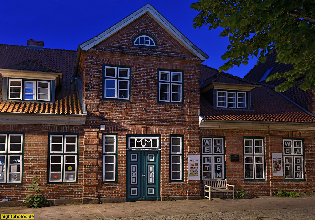 Plön. Welt Laden im Pastoratsgebäude der Nikolaikirche. Übergiebelter Mittelrisalit. Markt 25