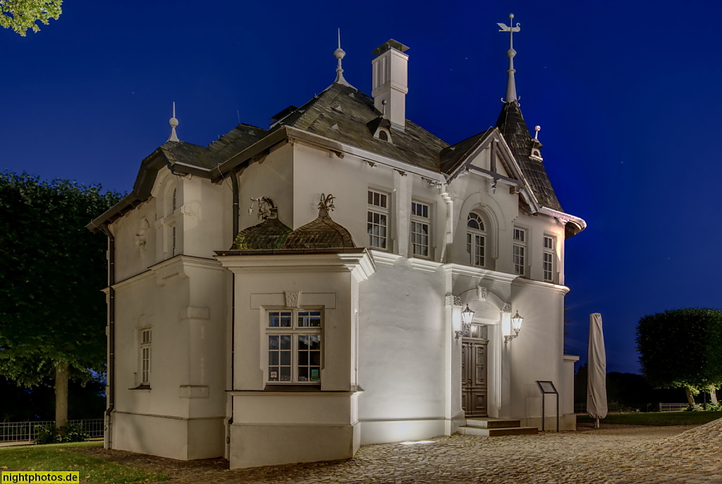 Schloss Plön. Pförtnerhaus. Villa erbaut 1895. Wohnhaus des Schlosspförtners. Ehemals Zugang zur Kadettenakademie. Obergeschoss Karzer. Neuzeitlich zeitweise Restaurant mit Bar