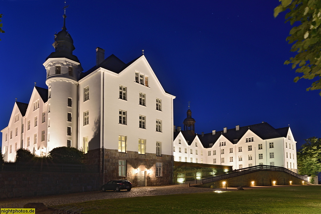 Schloss Plön. Fielmann-Akademie. Dreiflügelanlage mit Ehrenhof. Erbaut 1633-1636 von und für Joachim Ernst von Schleswig-Holstein-Plön im Renaissancestil. Saniert 2002-2006. Kunstwerk 'Grosse in der Sonne Sitzende' von Bildhauer Fritz During 1959 Bronze S