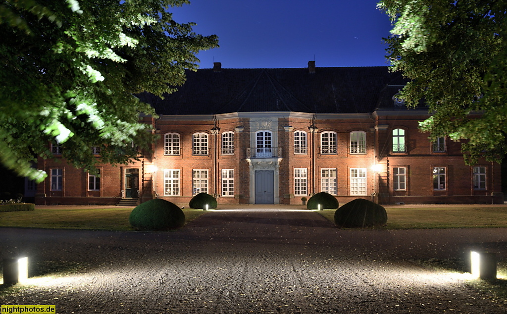 Schloss Plön. Prinzenhaus erbaut 1747-1751 von Johann Gottfried Rosenberg nach Vorbild des Jagdschlosses Falkenlust für Herzog Friedrich Karl Schleswig-Holstein-Sonderburg-Plön als Lustschloss. Später genutzt als Wohnort und Schule für die Söhne des deuts