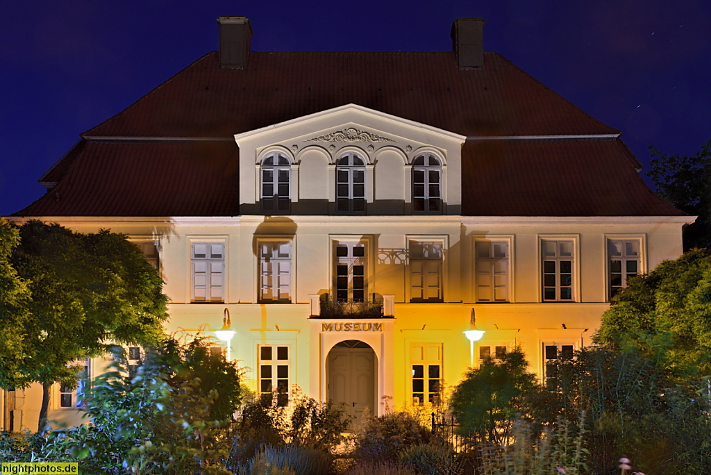 Plön. Museum seit 1982. Neu erbaut 1540. Ab 1685 Waisenhaus. Ab 1756 barocker Umbau zum Witwensitz der Herzogin Dorothea Christine. 1803-1928 Wohn- und Geschäftssitz des Plöner Hofapothekers. Klassizistisch ueberformt 1842. Johannisstrasse 1