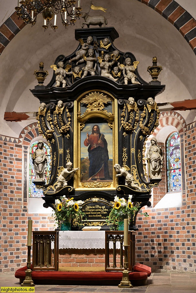 Neustadt in Holstein. Altenkrempe Basilika erbaut ab 1190 als spätromanische Backsteinkirche unter dem Schauenburger Grafen Adolf III. Renoviert 1901 und 1974. Hochaltar von 1741. Innenausstattung mit barocken Stilelementen