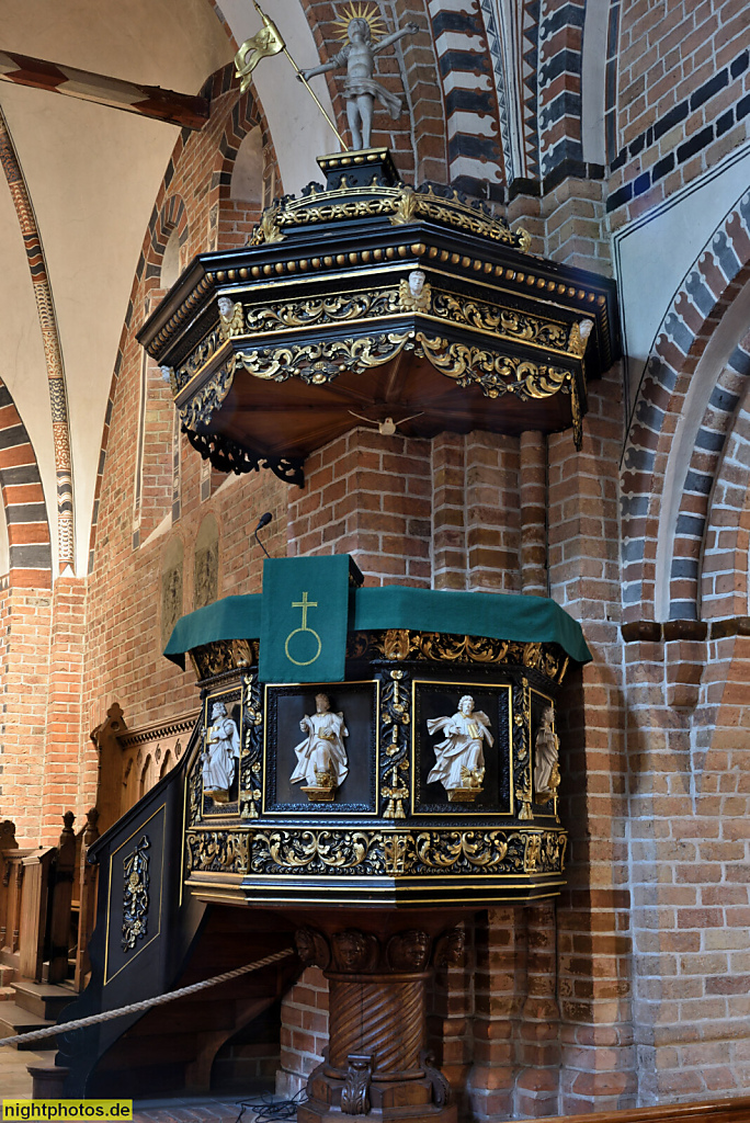 Neustadt in Holstein. Altenkrempe Basilika erbaut ab 1190 als spätromanische Backsteinkirche unter dem Schauenburger Grafen Adolf III. Renoviert 1901 und 1974. Kanzel von 1687. Innenausstattung mit barocken Stilelementen