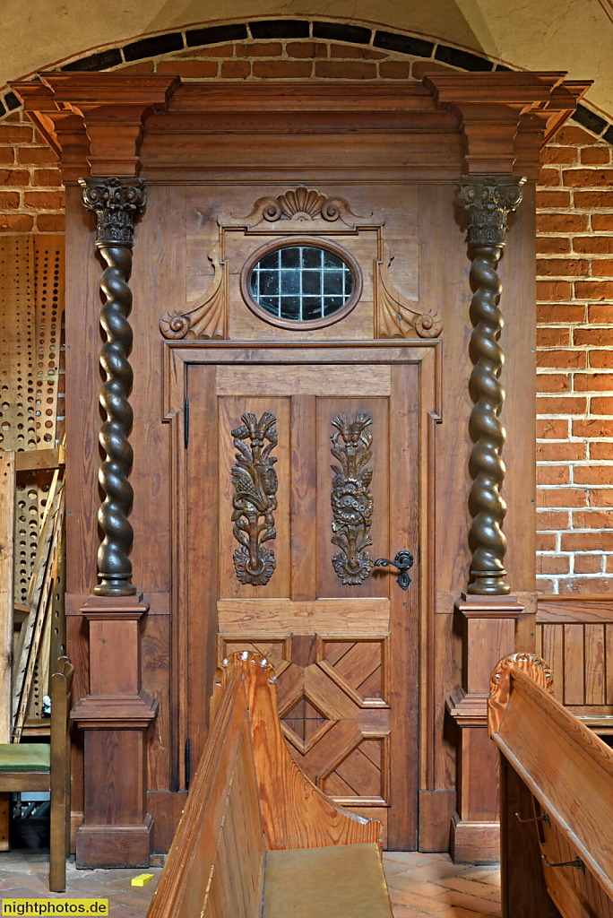 Neustadt in Holstein. Altenkrempe Basilika erbaut ab 1190 als spätromanische Backsteinkirche unter dem Schauenburger Grafen Adolf III. Renoviert 1901 und 1974. Holz Seitentür mit salomonischen Säulen. Innenausstattung mit barocken Stilelementen