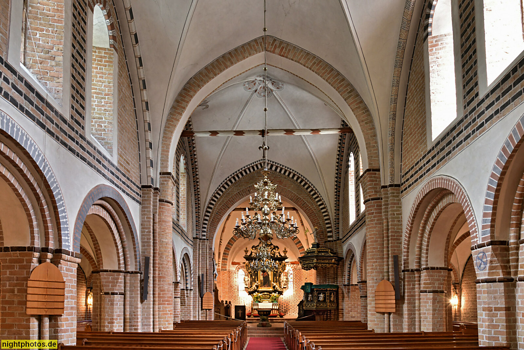 Neustadt in Holstein. Altenkrempe Basilika erbaut ab 1190 als spätromanische Backsteinkirche unter dem Schauenburger Grafen Adolf III. Renoviert 1901 und 1974. Hauptschiff mit Kronleuchtern unter Kreugratgewölbe