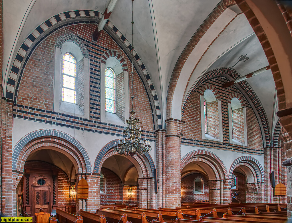 Neustadt in Holstein. Altenkrempe Basilika erbaut ab 1190 als spätromanische Backsteinkirche unter dem Schauenburger Grafen Adolf III. Renoviert 1901 und 1974. Hauptschiff mit Kronleuchter und Blaker