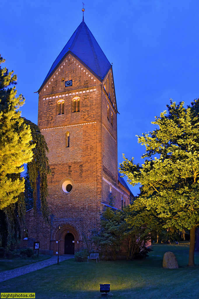 Neustadt in Holstein. Altenkrempe Basilika erbaut ab 1190 als spätromanische Backsteinkirche unter dem Schauenburger Grafen Adolf III. Renoviert 1901 und 1974. Kirchturm mit Zeltdach
