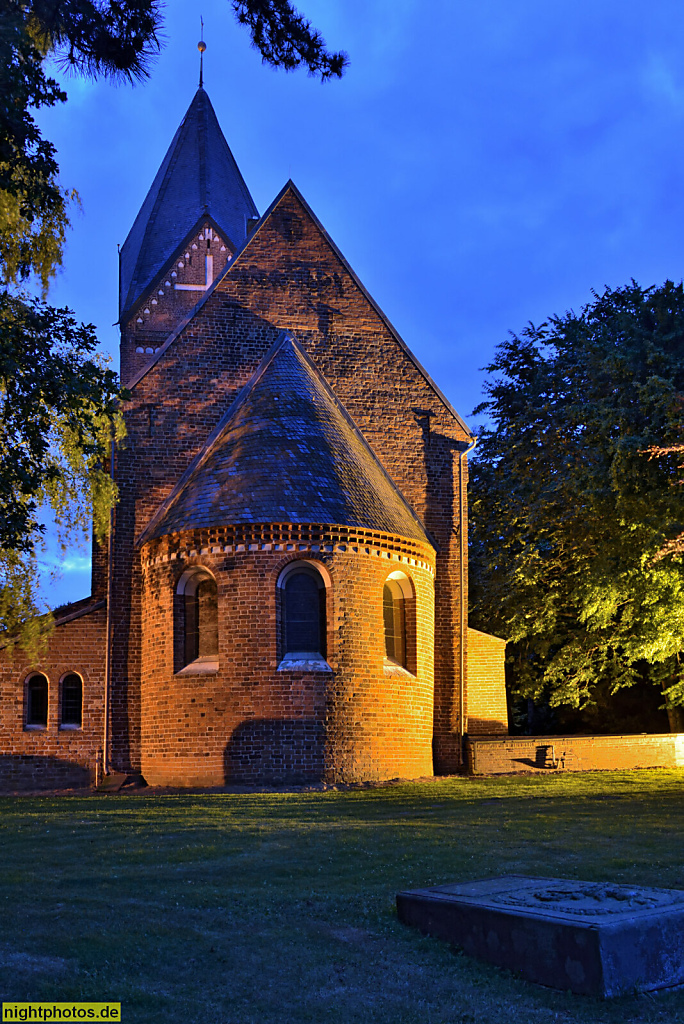 Neustadt in Holstein. Altenkrempe Basilika erbaut ab 1190 als spätromanische Backsteinkirche unter dem Schauenburger Grafen Adolf III. Renoviert 1901 und 1974. Apsis. Kirchturm mit Zeltdach