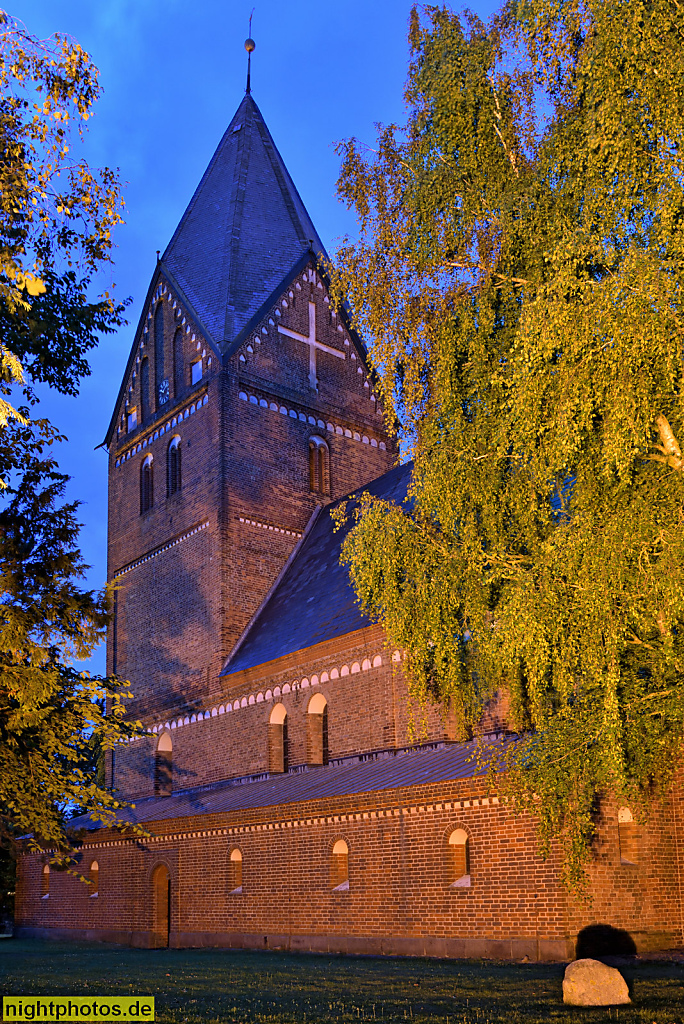 Neustadt in Holstein. Altenkrempe Basilika erbaut ab 1190 als spätromanische Backsteinkirche unter dem Schauenburger Grafen Adolf III. Renoviert 1901 und 1974. Apsis. Kirchturm mit Zeltdach