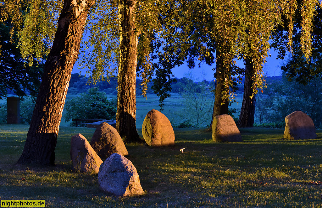 Neustadt in Holstein. Altenkrempe Basilika erbaut ab 1190 als spätromanische Backsteinkirche unter dem Schauenburger Grafen Adolf III. Friedhof mit Feldstein Grabsteinen