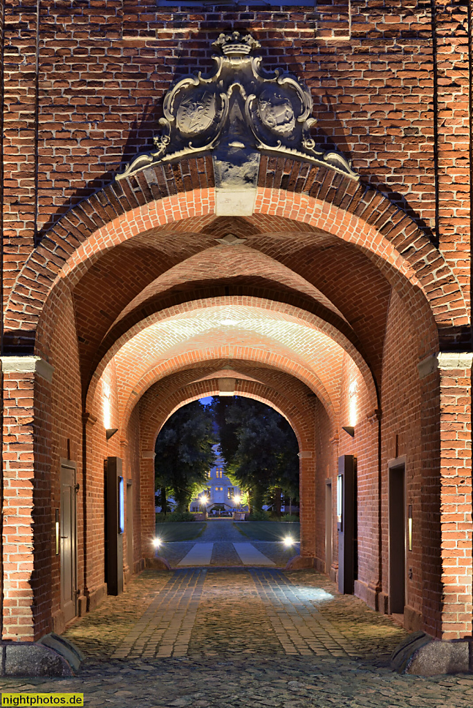 Neustadt in Holstein. Altenkrempe. Kulturgut Hasselburg der Stahlberg Stiftung. Torhaus erbaut 1763 von Georg Greggenhofer für Graf Gerhard von Dernath
