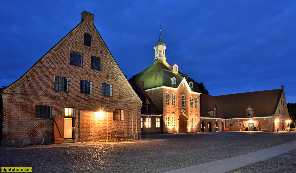 Neustadt in Holstein. Altenkrempe. Kulturgut Hasselburg der Stahlberg Stiftung. Torhaus erbaut 1763 von Georg Greggenhofer für Graf Gerhard von Dernath