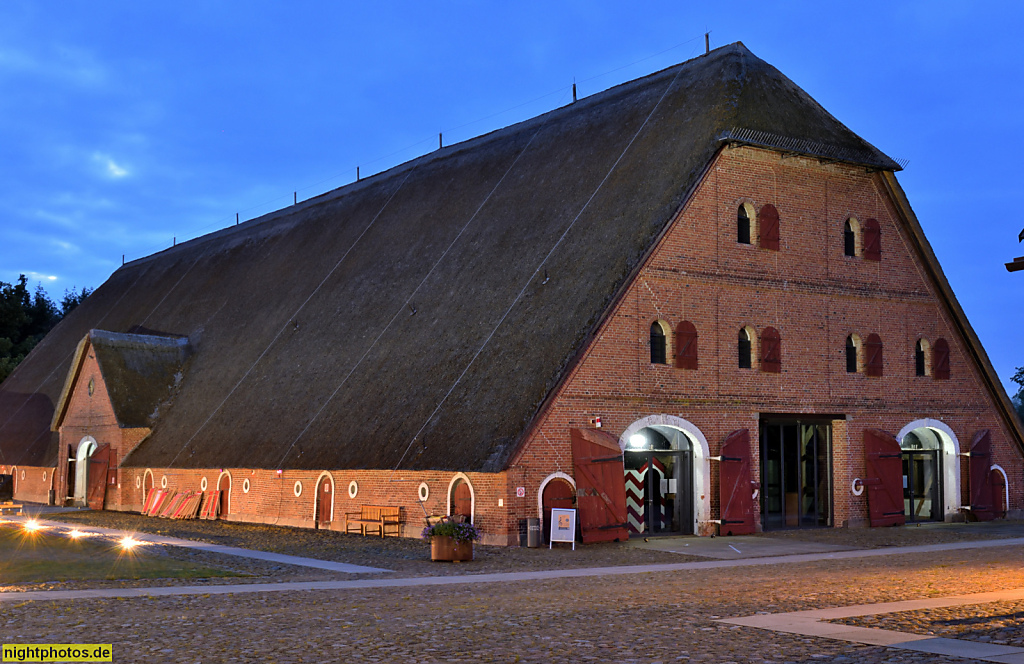 Neustadt in Holstein. Altenkrempe. Kulturgut Hasselburg der Stahlberg Stiftung. Scheune mit Reetdach erbaut 1761 von Georg Greggenhofer. Saniert 1980-1983