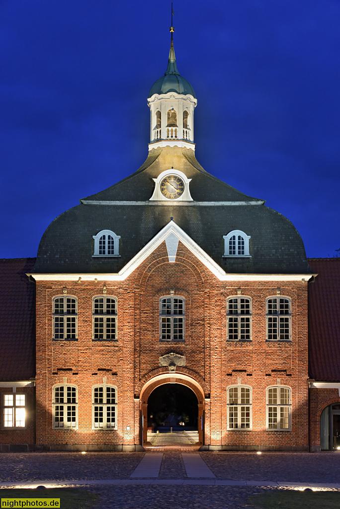 Neustadt in Holstein. Altenkrempe. Kulturgut Hasselburg der Stahlberg Stiftung. Torhaus erbaut 1763 von Georg Greggenhofer für Graf Gerhard von Dernath