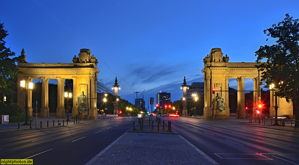 Berlin Charlottenburg. Charlottenburger Tor erbaut 1907-1908 von Bernhard Schaede in Neobarock. Bauleiter Hermann Zangemeister. Bronzestatuen von Bildhauer Heinrich Baucke. Saniert 2004-2007