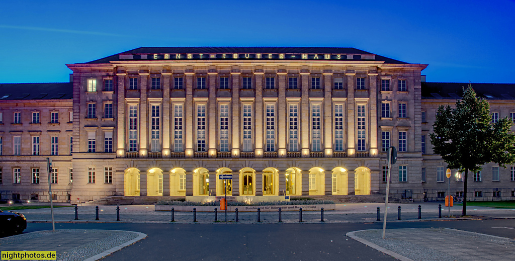 Berlin Charlottenburg Ernst-Reuter-Haus. Sitz des Bundesamt für Bauwesen und Raumordnung. Erbaut 1938-1942 von Walter Schlempp als Gebäude für den Deutschen Gemeindetag. Umbau 1952