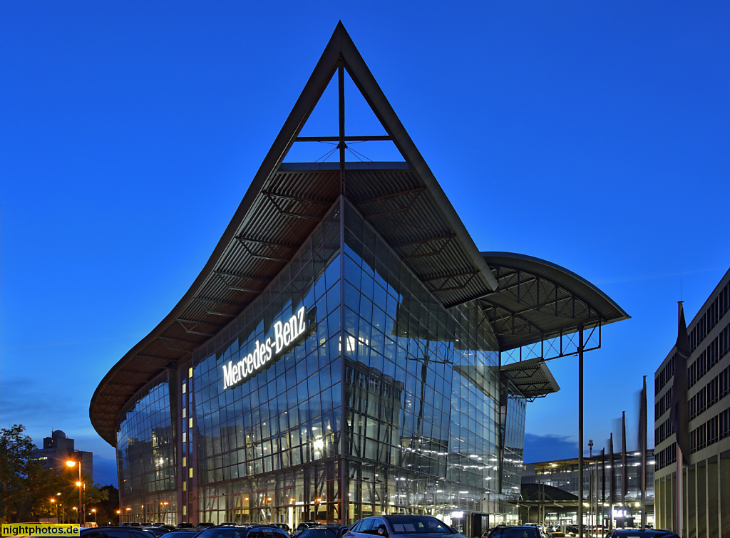 Berlin Charlottenburg Mercedes-Center erbaut 2000 von Architekturbüro Lamm Weber Donath und Partner am Salzufer 4-5