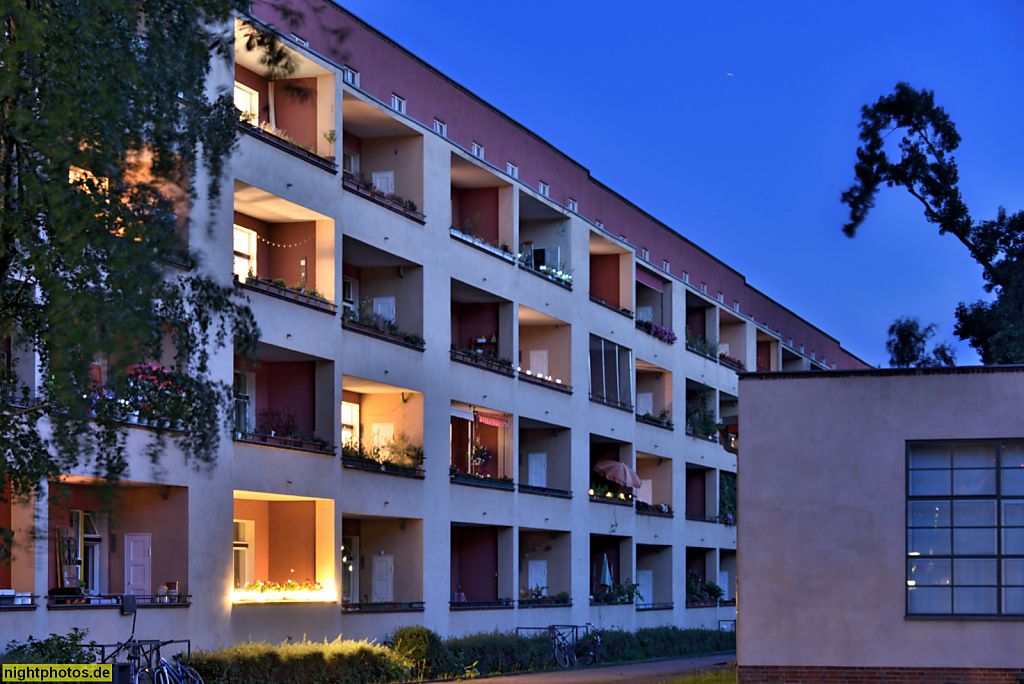 Berlin Prenzlauer Berg. Wohnstadt Carl Legien. Erbaut 1928-1930 von Bruno Taut und Franz Hillinger für GEHAG. Siedlung der Berliner Moderne im UNESCO Weltkulturerbe. Roter Hof zwischen Sodtkestrasse und Gubitzstrasse