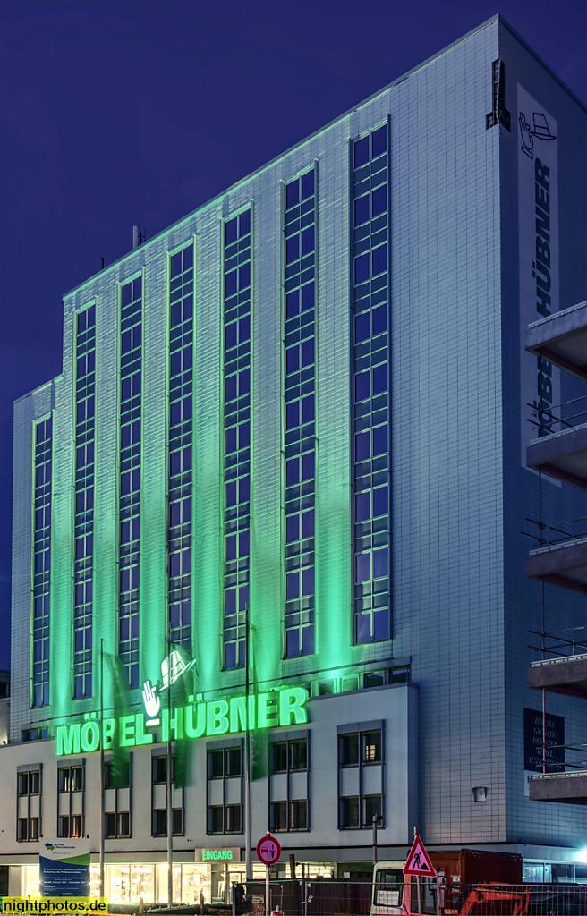 Berlin Mitte Tiergarten. Geschäfts- und Lagerhaus der Firma Möbel Hübner erbaut 1958 von Sobotka und Müller.  Genthiner Strasse 32
