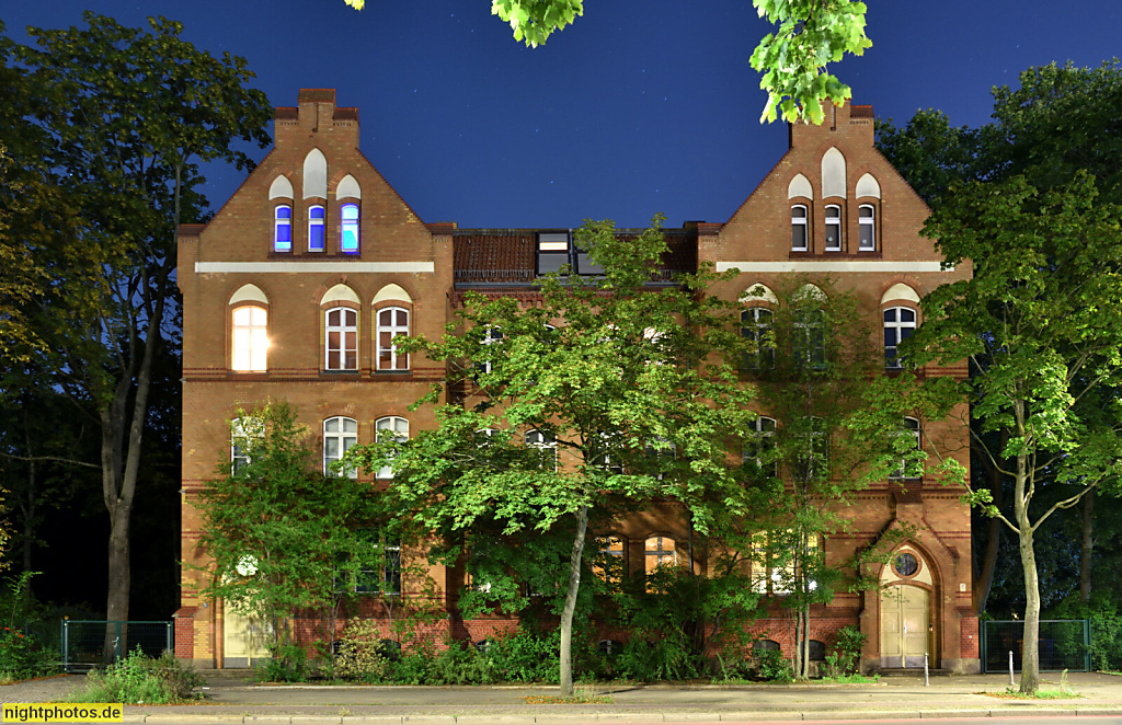 Berlin Mitte Moabit. Ehemaliges Offiziers-Wohnhaus der Kaserne des 4. Garderegiments erbaut 1909-1910 von Militär-Bauinspektor John. Rathenower Strasse 9-10