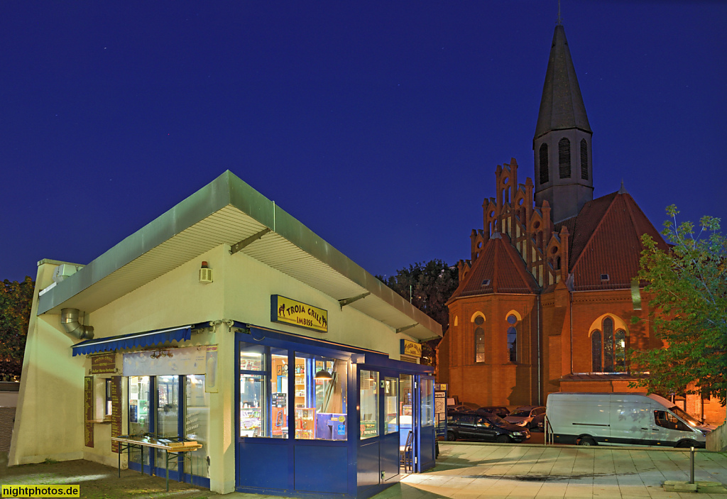 Berlin Lichtenberg. Troja-Grill vor Katholischer St.-Mauritius-Kirche erbaut 1891-1892 und umgebaut 1905-1906 von Max Hasak. Mauritiuskirchstrasse