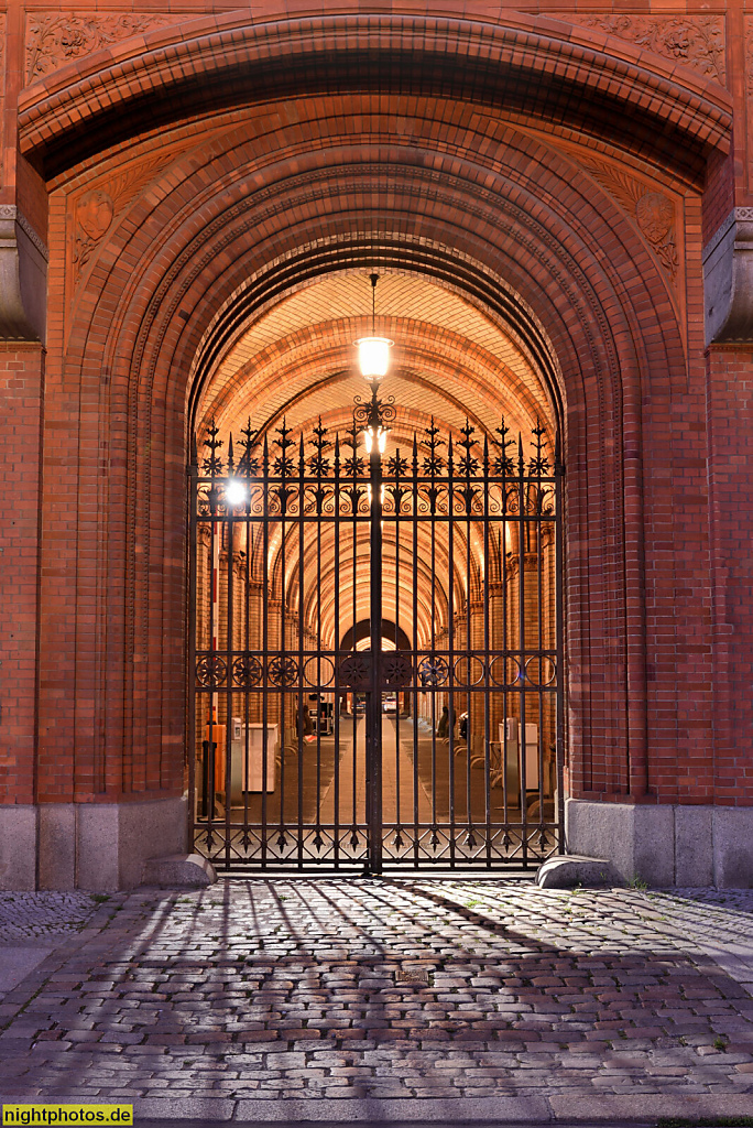Berlin Mitte Rotes Rathaus erbaut 1861-1869 von Baumeister Hermann Friedrich Waesemann. Sitz des Berliner Senats und des Regierenden Bürgermeisters. Hofdurchfahrt