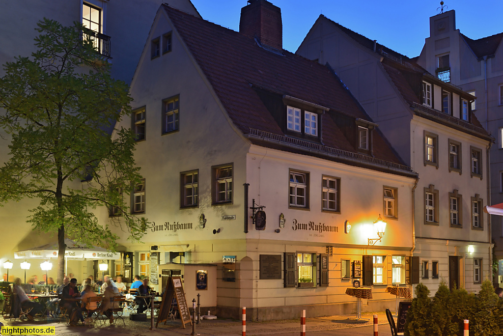 Berlin Mitte. Gasthaus Zum Nussbaum. Erstbau 1571. Rekonstruierter Nachbau 1985-1987 von Architekt Günter Stahn. Stammgast war Heinrich Zille. Propststrasse im Nikolaiviertel