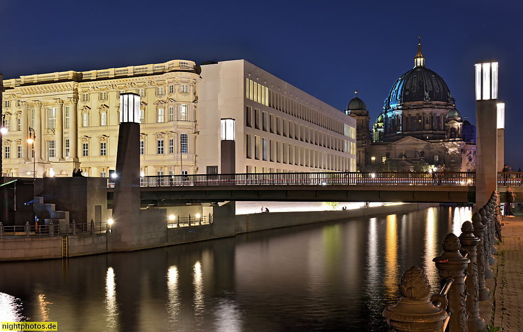 Berlin Mitte Humboldt Forum. Rekonstruktion von Architekt Franco Stella 2020. Erbaut als Berliner Schloss von Andreas Schlüter 1698-1713. Ostfassade. Rathausbrücke über die Spree. Hinten Berliner Dom