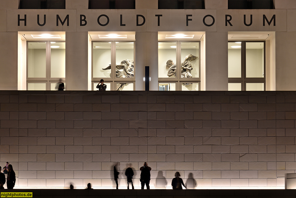 Berlin Mitte Humboldt Forum. Rekonstruktion von Architekt Franco Stella 2020. Ostfassade mit Spreeufer Promenade