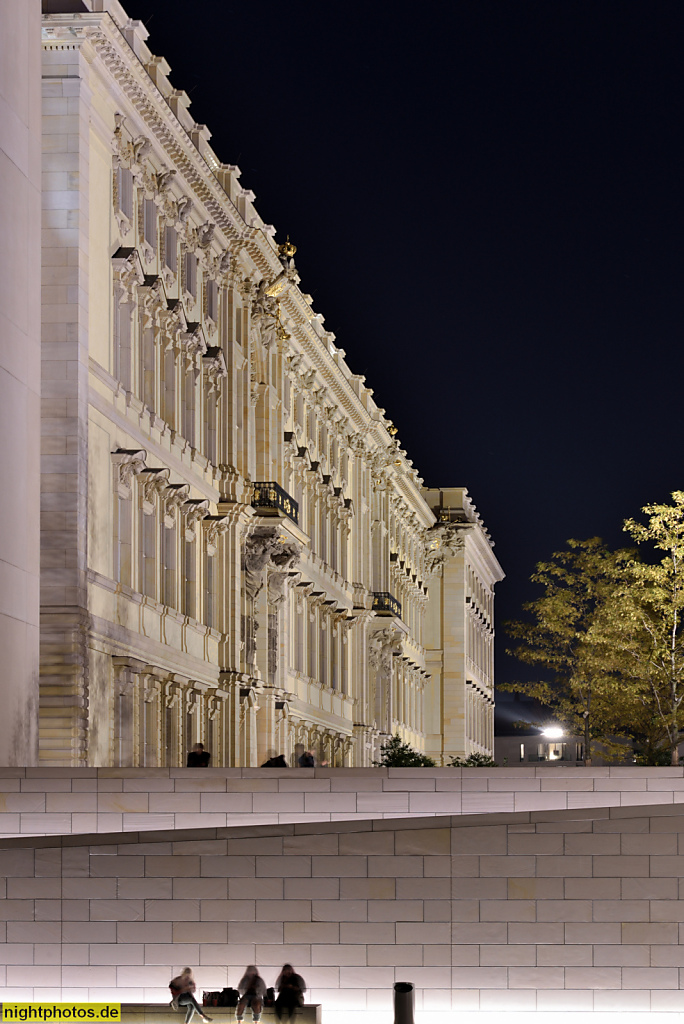 Berlin Mitte Humboldt Forum. Rekonstruktion von Architekt Franco Stella 2020. Erbaut als Berliner Schloss von Andreas Schlüter 1698-1713. Nordfassade hinter Spreeufer
