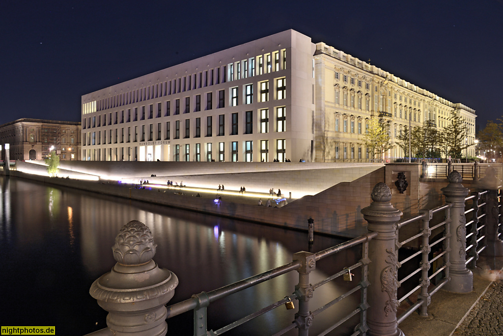 Berlin Mitte Humboldt Forum. Rekonstruktion von Architekt Franco Stella 2020. Erbaut als Berliner Schloss von Andreas Schlüter 1698-1713. Ost- und Nordfassade hinter Spreeufer