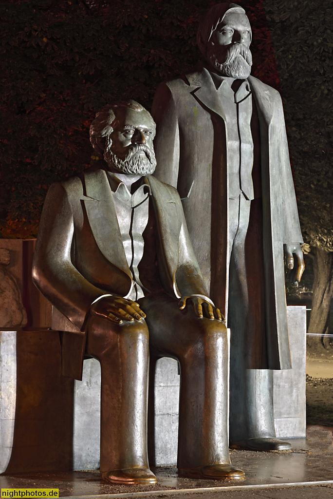 Berlin Mitte. Marx-Engels-Denkmal auf dem Marx-Engels-Forum. Bronzestatue erschaffen von Bildhauer Ludwig Engelhardt 1975-1986