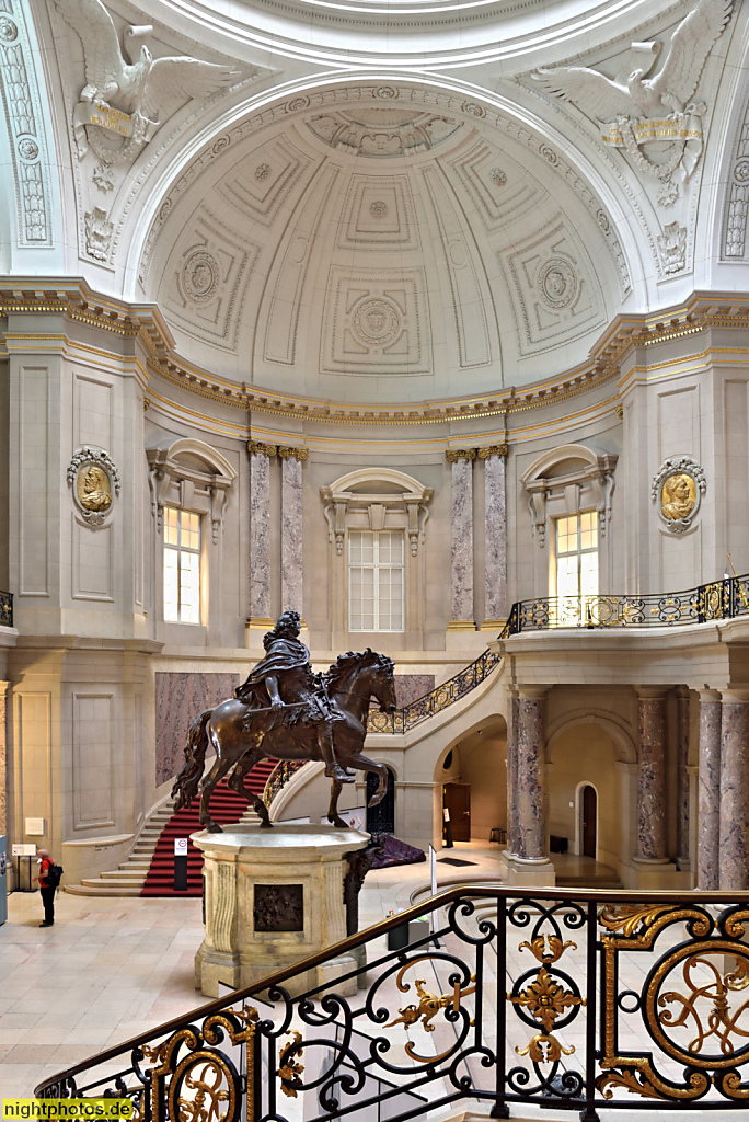 Berlin Mitte Bode-Museum erbaut 1898-1904 von Ernst von Ihne in Neobarock für Kaiser Wilhelm II. Grosse Kuppelhalle mit Kopie des Reiterstandbildes des Großen Kurfürsten