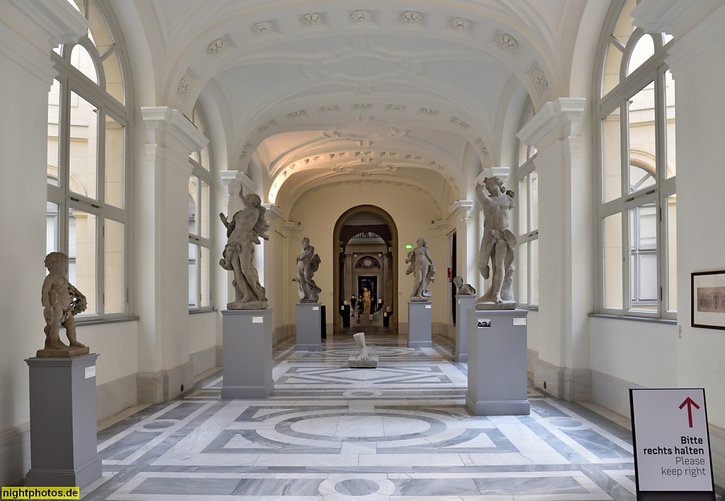 Berlin Mitte Bode-Museum erbaut 1898-1904 von Ernst von Ihne in Neobarock für Kaiser Wilhelm II. Durchgang