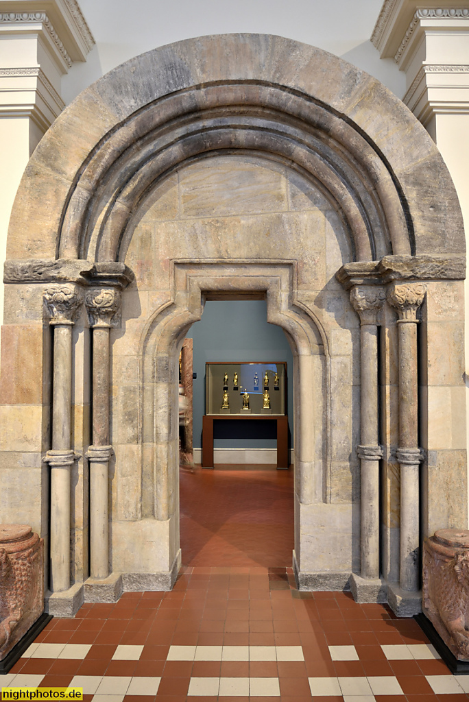 Berlin Mitte Bode-Museum erbaut 1898-1904 von Ernst von Ihne für Kaiser Wilhelm II. Säulenportal Sandstein von der Torhauskapelle der Zisterzienserabtei Langheim beim Lichtenfels