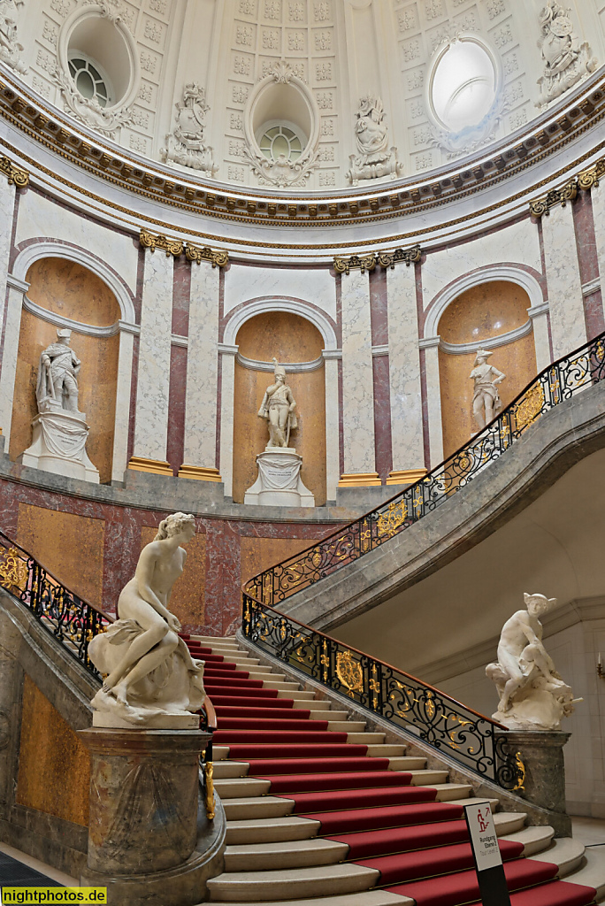 Berlin Mitte Bode-Museum erbaut 1898-1904 von Ernst von Ihne für Kaiser Wilhelm II. Marmortreppen in östlicher Kuppelhalle mit General Standbildern