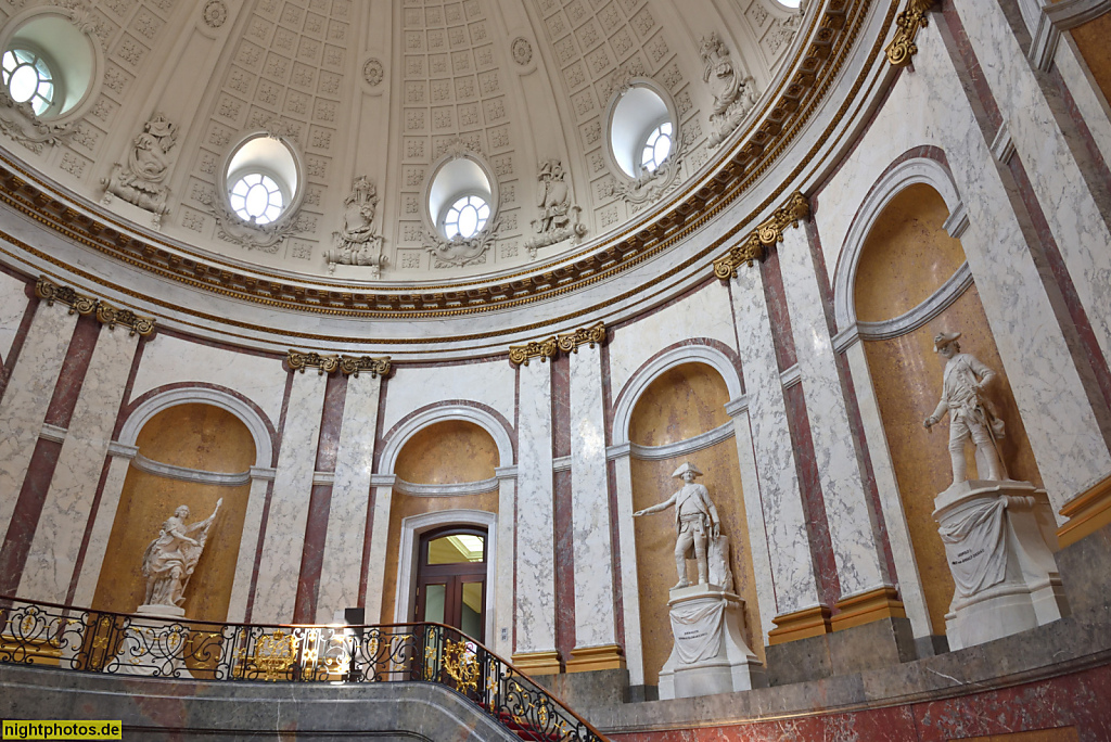Berlin Mitte Bode-Museum erbaut 1898-1904 von Ernst von Ihne für Kaiser Wilhelm II. Marmortreppen in östlicher Kuppelhalle mit General Standbildern