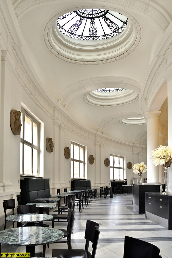 Berlin Mitte Bode-Museum erbaut 1898-1904 von Ernst von Ihne in Neobarock für Kaiser Wilhelm II. Cafeteria mit Lichtkuppeln