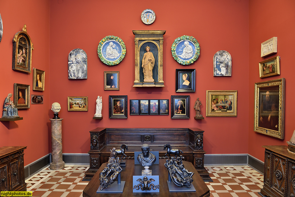 Berlin Mitte Bode-Museum erbaut 1898-1904 von Ernst von Ihne in Neobarock für Kaiser Wilhelm II. James-Simon-Kabinett mit Sammlung italienischer Renaissance. Gestiftet 1904