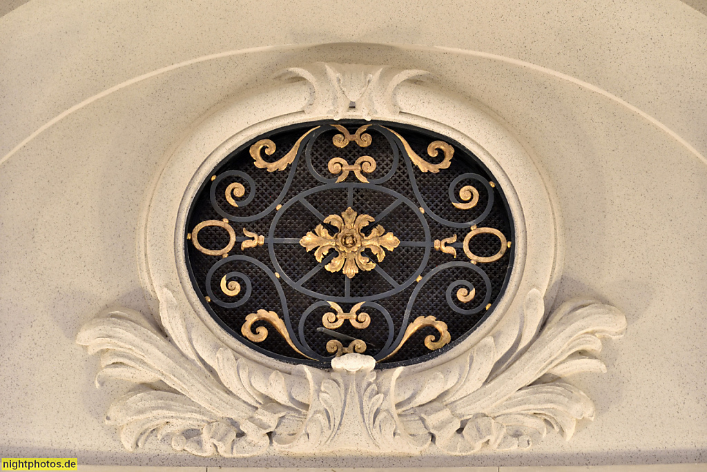 Berlin Mitte Bode-Museum erbaut 1898-1904 von Ernst von Ihne in Neobarock für Kaiser Wilhelm II. Schmiedeeisernes Schmuck-Belüftungsgitter in der Kuppelhalle