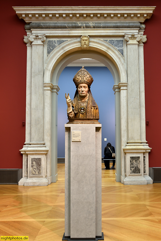 Berlin Mitte Bode-Museum erbaut 1898-1904 von Ernst von Ihne in Neobarock für Kaiser Wilhelm II. Reliquienbüste eines heiligen Bischofs. Brüssel um 1515-1520. Eichenholz. Marmorportikus