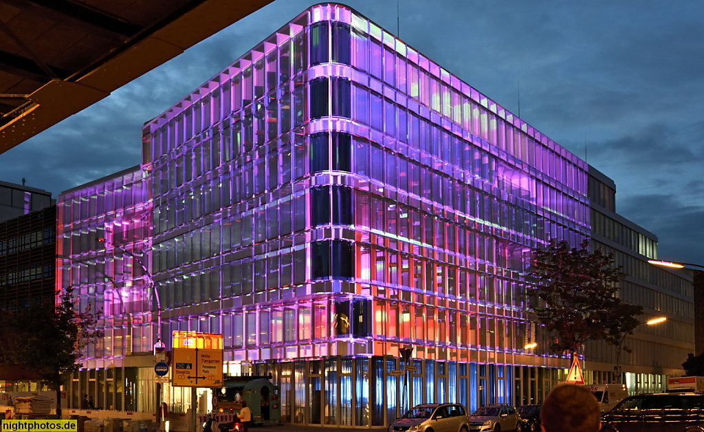 Berlin Schöneberg Sony Music Entertainment erbaut 2018-2021 von Gewers Pudewill für PW Real Estate und Pecan Development. Festival of Lights. Bülowstrasse 80