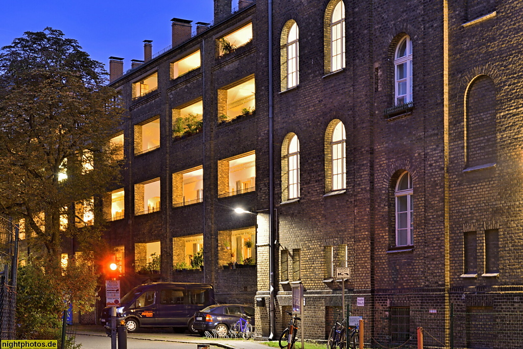 Berlin Spandau Stresow. Wohnhaus. Erbaut 1860-1862 als Kaserne des Garde-Grenadier-Regiment Nr. 5 von August Ferdinand Fleischinger. Modernisiert 1999. Grenadierstrasse 13-16