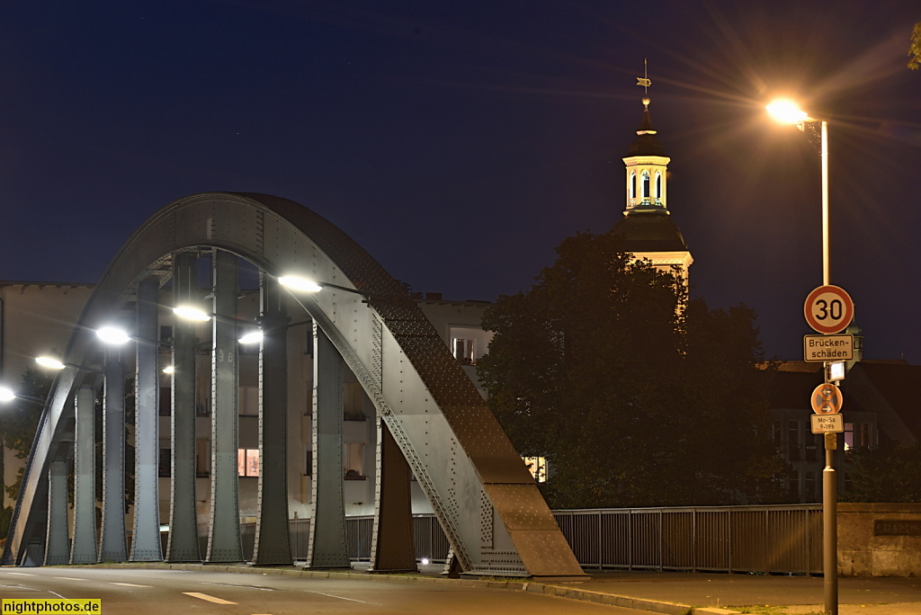 Berlin Spandau Stresow. Charlottenbrücke über die Havel. Stählerne Stabbogenbrücke erbaut 1926-1928. Hinten St. Nikolai-Kirche